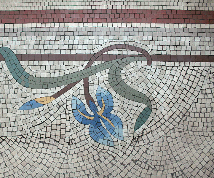 détail du motif iris en grès-cérame, entrée d'immeuble parisien