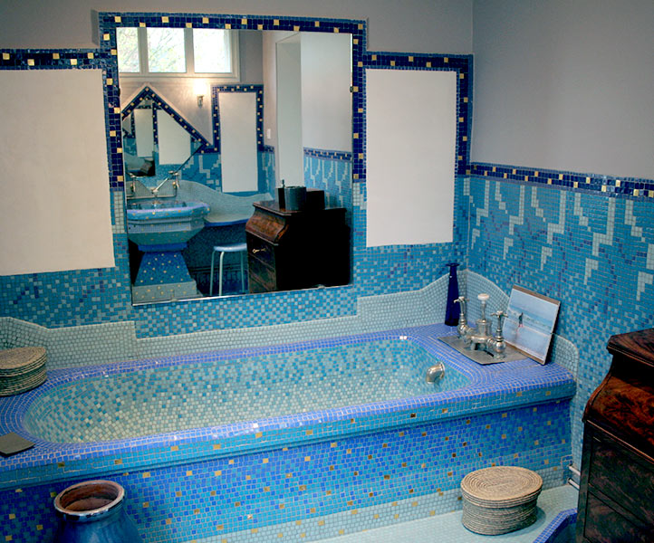bathroom in émaux de Briare from the early twentieth